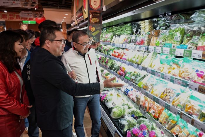 視察市場年貨 侯:買氣旺、備貨足、公安不打折 42 《圖說》侯友宜市長因應春節將至,到全聯福利中心,視察民生物資整備情形,並辦理衛生、消防等項目之聯合稽查。〈經發局提供〉