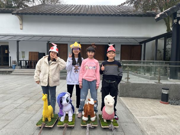 「茶山好馬吉」走春趣 坪林茶博館Horse攏總來! 26 《圖說》茶博館新春期間推出老少咸宜的「茶馬古道」賽馬活動,邀請大家一同喜迎金馬年。〈文化局提供〉