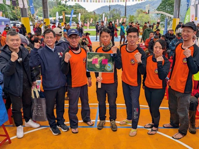 山域搜救交流新北登場 韓日專業團隊首度來台尬技 10 《圖說》陳崇岳局長勉勵新板山搜義消分隊參賽隊伍--繩精。〈消防局提供〉