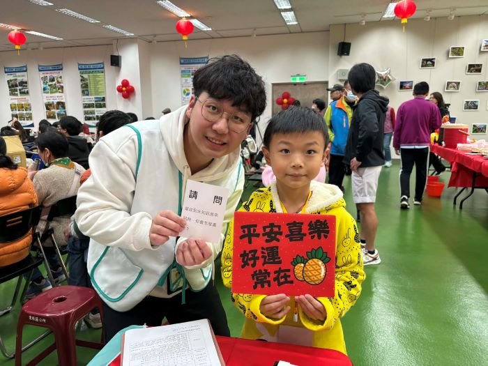 行動攝影棚齊拜年 中嘉寬頻|家和鶯歌、三峽新春揮毫 19 《圖說》鶯歌區公所民眾參加媒體識讀獲獎合照。〈主辦單位提供〉