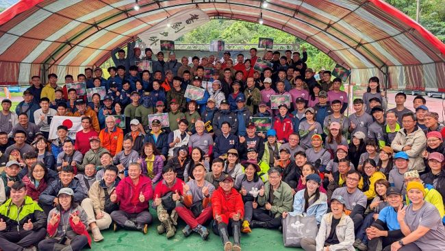 山域搜救交流新北登場 韓日專業團隊首度來台尬技 9 《圖說》陳崇岳與第五屆山域搜救技能交流賽隊伍合照。〈消防局提供〉