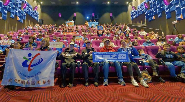 分享感動鼓勵追夢 洪佳君邀請樹林校隊觀賞《冠軍之路》 11 《圖說》洪佳君邀請樹林地區國中、國小校隊學生及教練,共同觀賞紀錄片《冠軍之路》。〈主辦單位提供〉