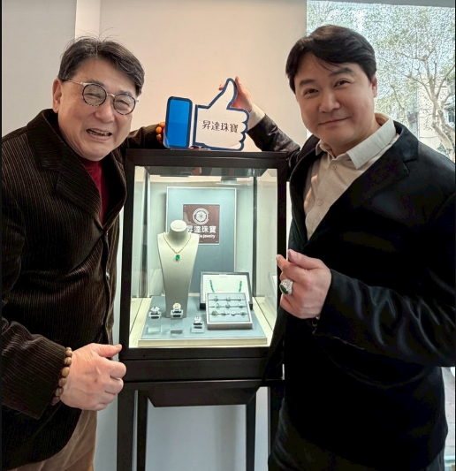 昇達珠寶廖英荃跨界藝術 《璀璨陽光》化母愛為可佩戴的永恆之光 昇達珠寶創辦人廖英荃(右)於十多年前從美國返台創立昇達珠寶。(翻攝畫面)