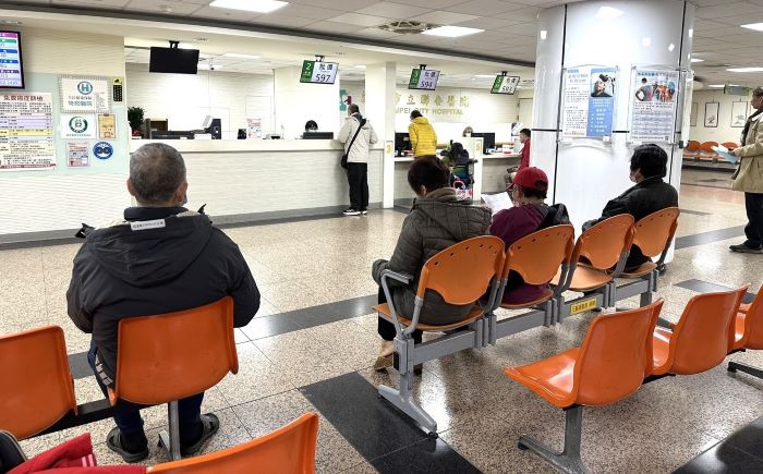 新北市公布228連假急救責任醫院門診服務時段 9 《圖說》新北市立聯合醫院批價櫃台資料照。〈衛生局提供〉