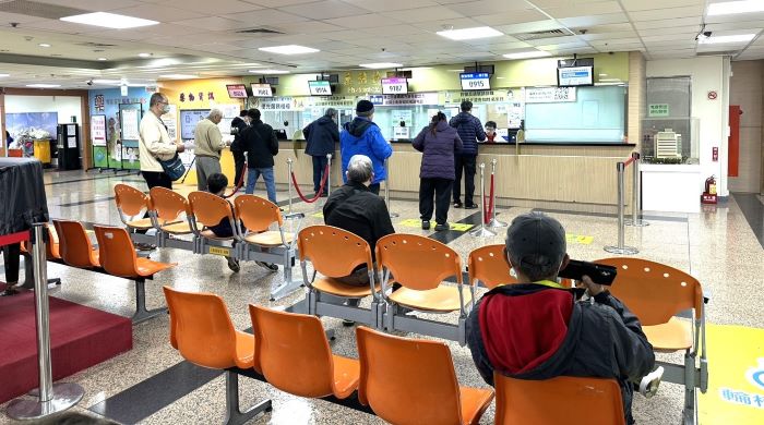 新北市公布228連假急救責任醫院門診服務時段 10 《圖說》新北市立聯合醫院領藥櫃檯。〈衛生局提供〉