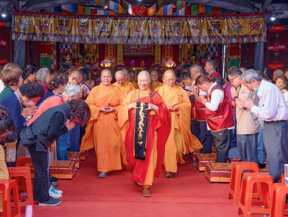 覺行寺初六舉行動工大典 萬燈供佛祈福法會圓滿 16 《圖說》2026新春萬燈供佛法會,善信大眾分立東西兩單虔誠恭迎世界佛教總部副主席聖德釋證達教尊。〈主辦單位提供〉