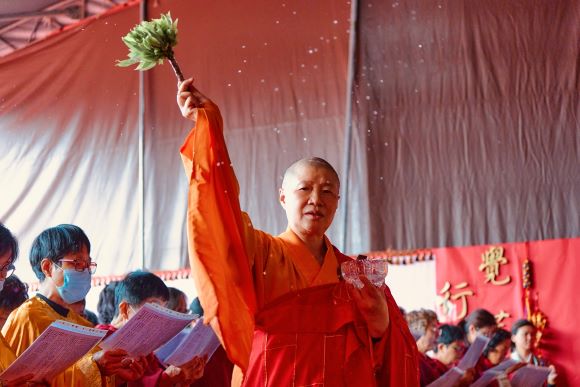 覺行寺初六舉行動工大典 萬燈供佛祈福法會圓滿 14 《圖說》聖德釋證達教尊主法灑淨。〈主辦單位提供〉