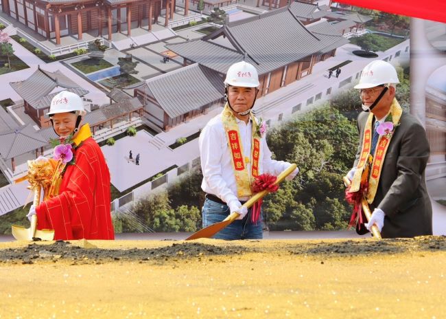 苗栗覺行寺動土 證達上人弘願化行願千餘人共襄盛舉 18 《圖說》苗栗覺行寺動土正式開工,證達上人、縣長鍾東錦、立委邱鎮軍等貴賓雲集,一齊動土鏟出亞洲正法中心新基地的期許與希望。〈覺行寺提供〉