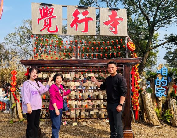 覺行寺初六舉行動工大典 萬燈供佛祈福法會圓滿 15 《圖說》現場特設祈福樹,專為點燈者祈願納福,祈求身心健康、福慧增長。〈主辦單位提供〉