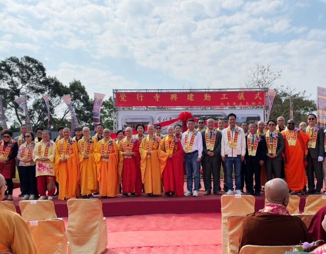 苗栗覺行寺動土 證達上人弘願化行願千餘人共襄盛舉 20 《圖說》覺行寺興建動工典禮,證達上人、縣長鍾東錦、立委邱鎮軍、內政部林振祿司長、李文斌議長等各界佳賓與地方鄉親,近1300人共襄殊勝盛舉。〈覺行寺提供〉