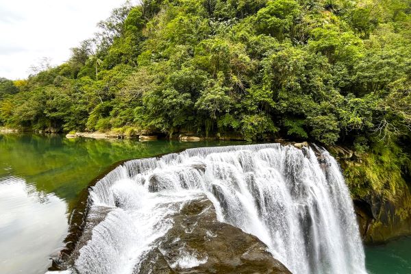平溪天燈節登場 六大地標AR合影抽好禮 23 《圖說》到十分瀑布可欣賞壯闊的自然景觀,感受山林間的春意盎然,寓意「好運奔流不息,福旺喜迎新春」--圖為十分瀑布資料照。〈觀旅局提供〉