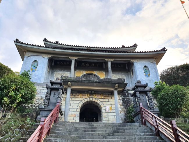 白天縱走山林、夜賞螢火星空 新北微笑山線今起報名 21 《圖說》林蔭健走圓通寺,祈福體驗自然與文化之美。〈觀旅局提供〉