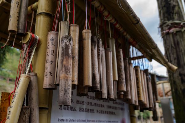 平溪天燈節登場 六大地標AR合影抽好禮 21 《圖說》漫步菁桐車站與老街間的祈願竹筒牆讓大家在濃厚懷舊氛圍中迎接新年,充分體驗山城輕旅行的魅力--圖為菁桐祈願竹筒資料照。〈觀旅局提供〉