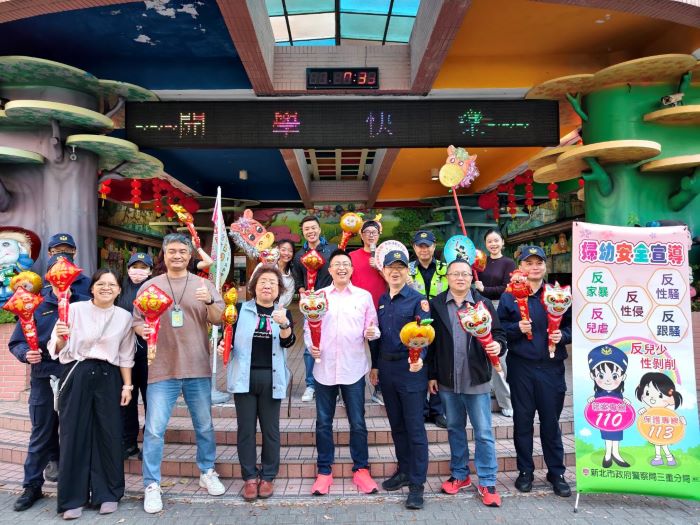 開學日護童專案2.0啟動 新北警整合社區民力守護安全 54 《圖說》三重分局於重陽國小執行護童勤務。〈警察局提供〉