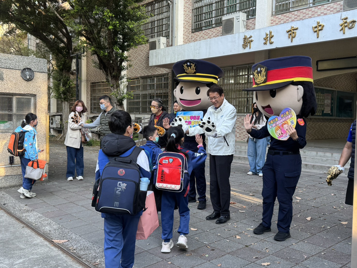 開學日護童專案2.0啟動 新北警整合社區民力守護安全 55 《圖說》中和分局於秀山國小執行護童勤務。〈警察局提供〉