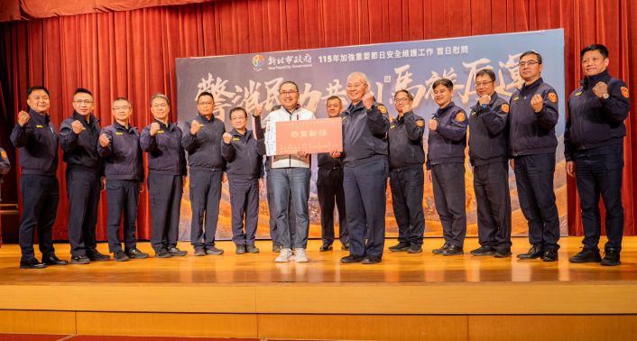 侯友宜、蔣根煌慰勉重要節日安維警消 警局展治安淨化亮眼績效 6 《圖說》市長侯友宜頒贈警察局,由局長方仰寧代表受頒,14位分局長一同上台。〈警察局提供〉