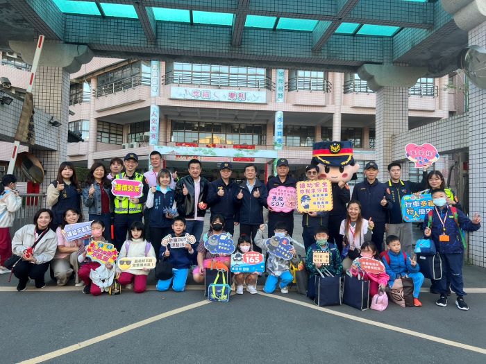 開學日護童專案2.0啟動 新北警整合社區民力守護安全 56 《圖說》土城分局於樂利國小執行護童勤務。〈警察局提供〉