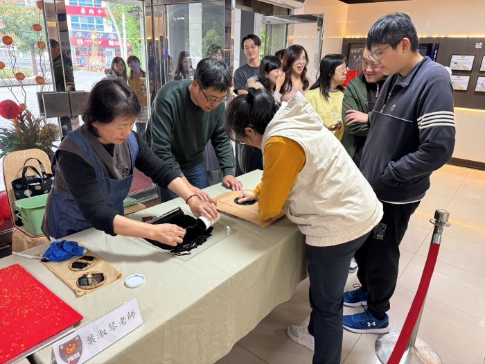 新北警賀馬年 名家揮毫迎新春警民同樂 18 《圖說》民眾踴躍排隊索取,現場氣氛喜氣洋洋、熱鬧非凡。〈警察局提供〉