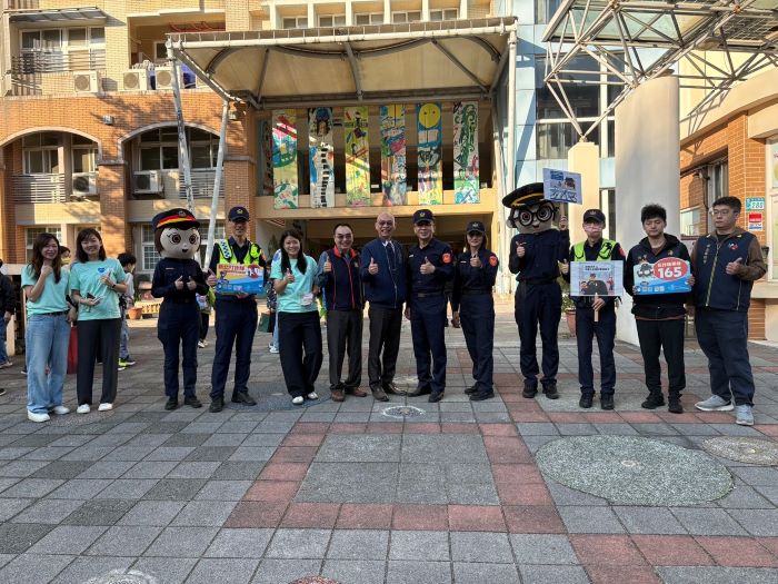 開學日護童專案2.0啟動 新北警整合社區民力守護安全 53 《圖說》海山分局於海山國小執行護童勤務。〈警察局提供〉