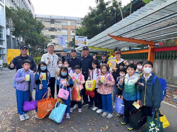 開學日護童專案2.0啟動 新北警整合社區民力守護安全 58 《圖說》板橋分局於板橋國小執行護童勤務。〈警察局提供〉