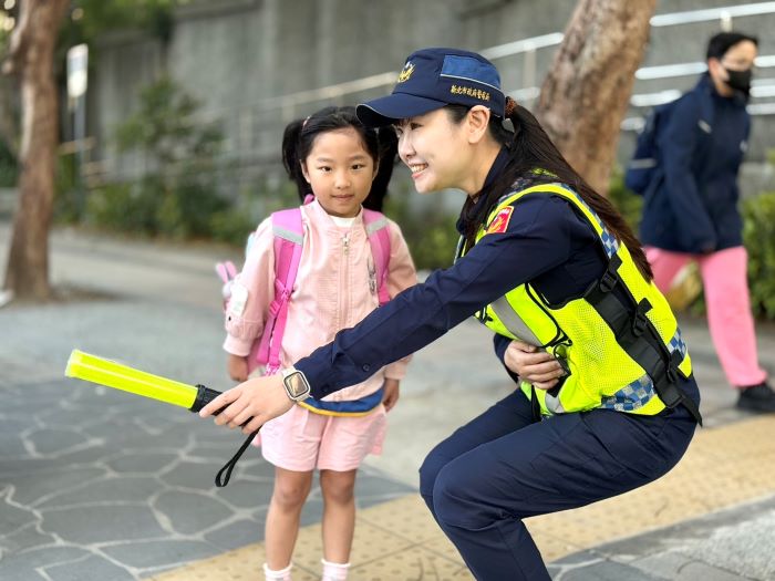 開學日護童專案2.0啟動 新北警整合社區民力守護安全 51 《圖說》新北警首創將社區民力正式納入護童勤務編組,並由學校協調家長會聘僱義交協勤,強化校園周邊交通疏導與違規取締量能,讓護童陣容更加堅實。〈警察局提供〉