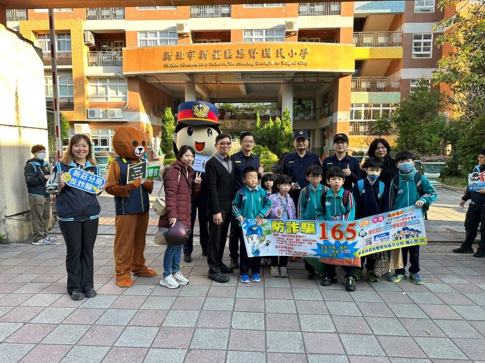 開學日護童專案2.0啟動 新北警整合社區民力守護安全 57 《圖說》新莊分局於思賢國小執行護童勤務。〈警察局提供〉