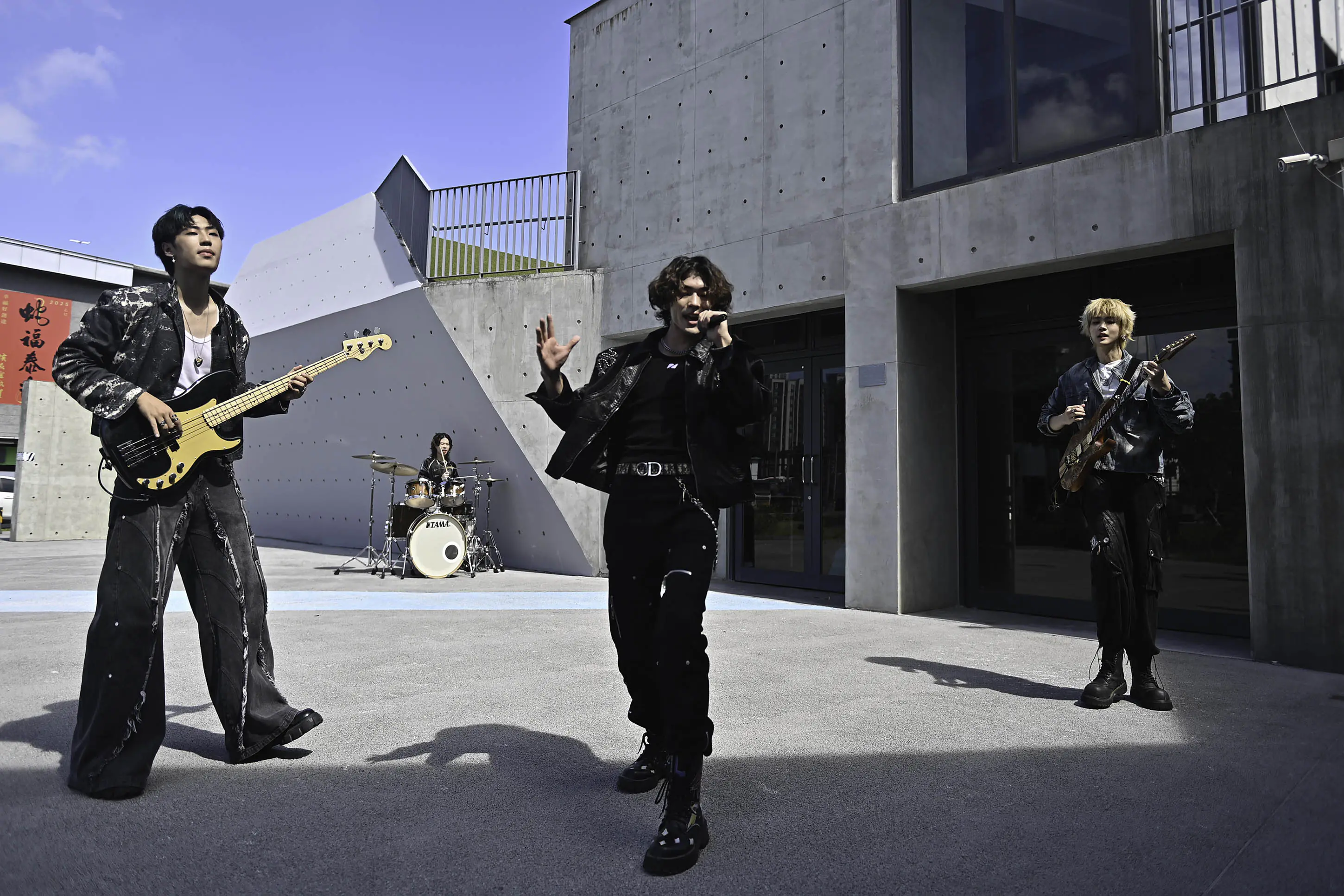 帕拉斯凌晨三點開工拍MV 不畏艷陽穿皮衣帥氣取景 汗流浹背完成 帕拉斯凌晨三點開工拍MV 不畏艷陽穿皮衣帥氣取景 汗流浹背完成