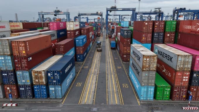 越南企業把握美國加徵10%關稅緩衝期 加速出口搶訂單 美國暫停IEEPA高關稅、改對越南出口統一加徵10%附加稅,越南廠商趁稅率明朗化壓低成本、搶單並鎖定新客戶,但業界仍警惕後續競爭與關稅走向有變數。(圖/VnExpress)