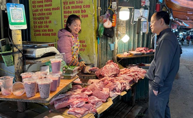 越南生豬價連跌跌破七萬九千盾關卡春節前觀望 越南市場豬肉攤位持續交易。據勞動報報導,越南生豬價2日續跌並跌破每公斤7.9萬盾。圖/勞動報