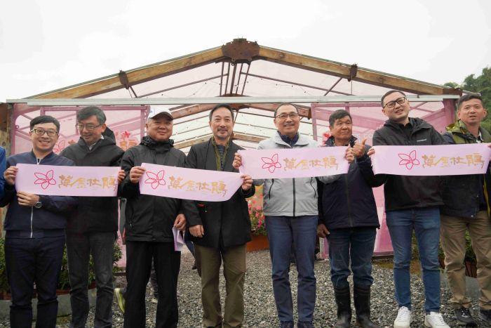 萬金杜鵑春季花展登場 侯:歡迎「馬上出發」賞花 45 《圖說》「萬金杜鵑」春季花展今日在萬里、金山展區盛大開展,市長侯友宜(右3)出席為這場結合在地產業、藝術及農業美學的春季年度盛會揭開序幕。〈農業局提供〉
