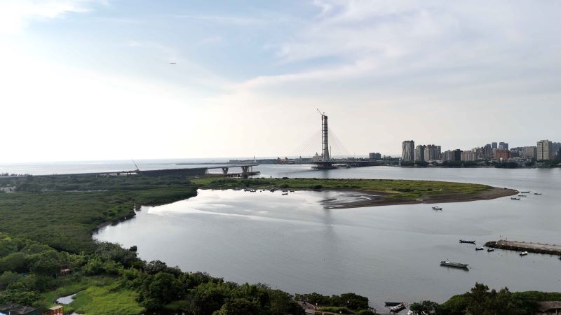 響應世界濕地日 探訪挖子尾自然保留區 18 《圖說》挖子尾濕地提供多樣生物棲息,具有豐富的生態資源,濕地保育工作有賴於全民共同保護,才能達到人類與環境共生的目標。〈農業局提供〉