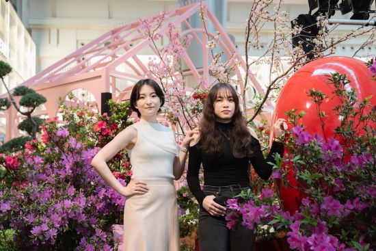 青農展創意花卉多元繽紛 「新北花Young101」躍上世界級舞台 12 《圖說》「新北花Young101」展覽將在台北101的4樓都會廣場展出至4月19日,讓新北花卉與青農產品站上世界級舞台,展現農業未來的無限可能。〈農業局提供〉