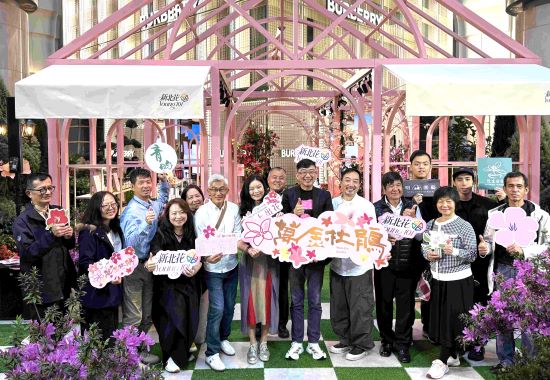 綻放城市花藝新風貌 「新北花Young101」攻頂國際地標 35 《圖說》農業局長諶錫輝〈中〉出席「新北花Young101」開幕茶會,見證新北花卉登上國際地標的重要時刻,並為這場城市花展揭開序幕。〈農業局提供〉