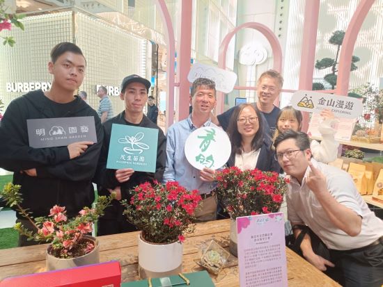 綻放城市花藝新風貌 「新北花Young101」攻頂國際地標 37 《圖說》新北青農充滿創新能量,期盼透過本次展覽讓國際看見新北特色農產,邀請民眾「馬上出花」,一起來台北101感受新北花卉與青農產品的獨特魅力。〈農業局提供〉