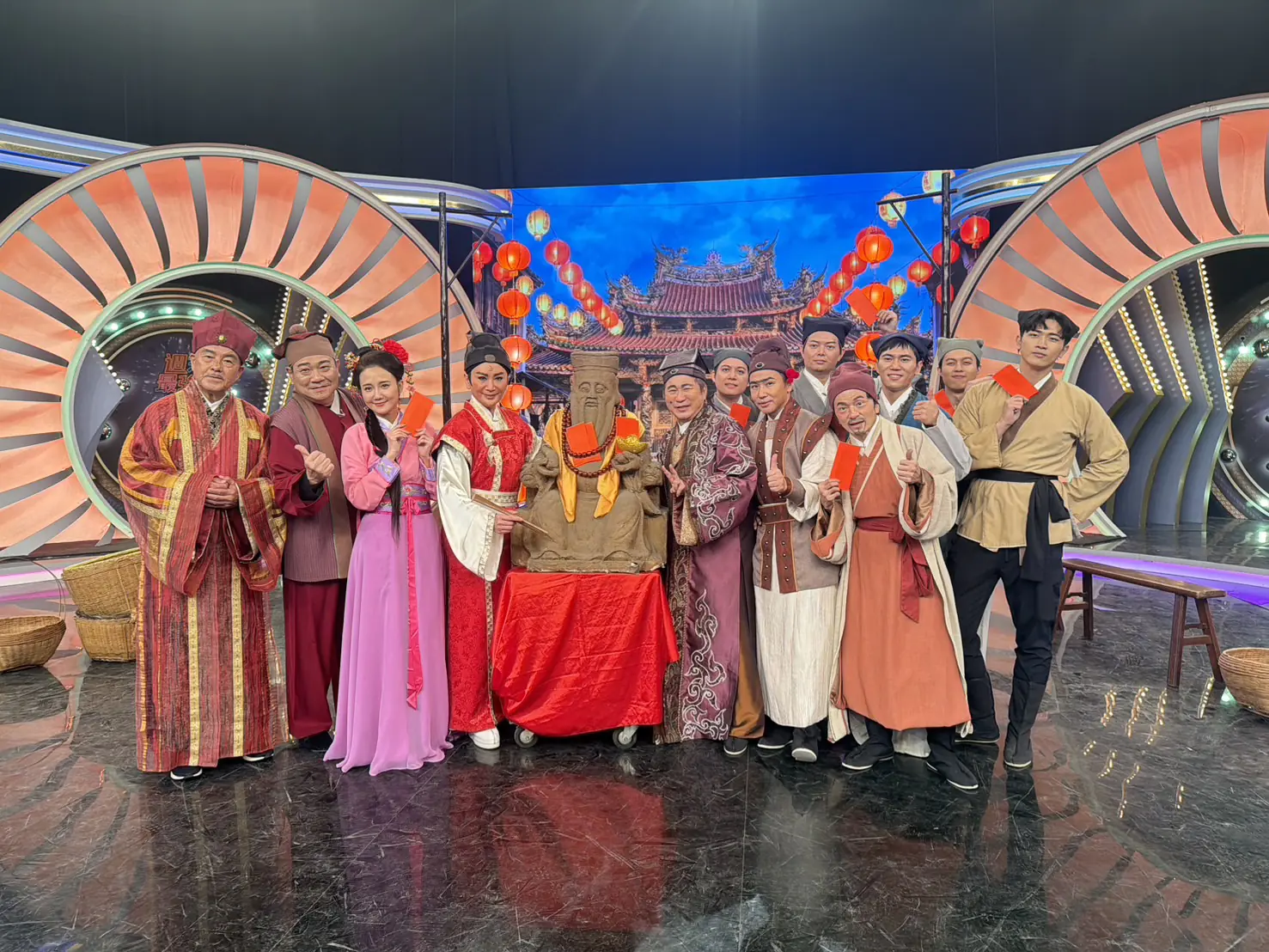 《週末最強大》胡瓜嬌羞咬手指嘎一角 現場吐一片 《週末最強大》胡瓜嬌羞咬手指嘎一角 現場吐一片