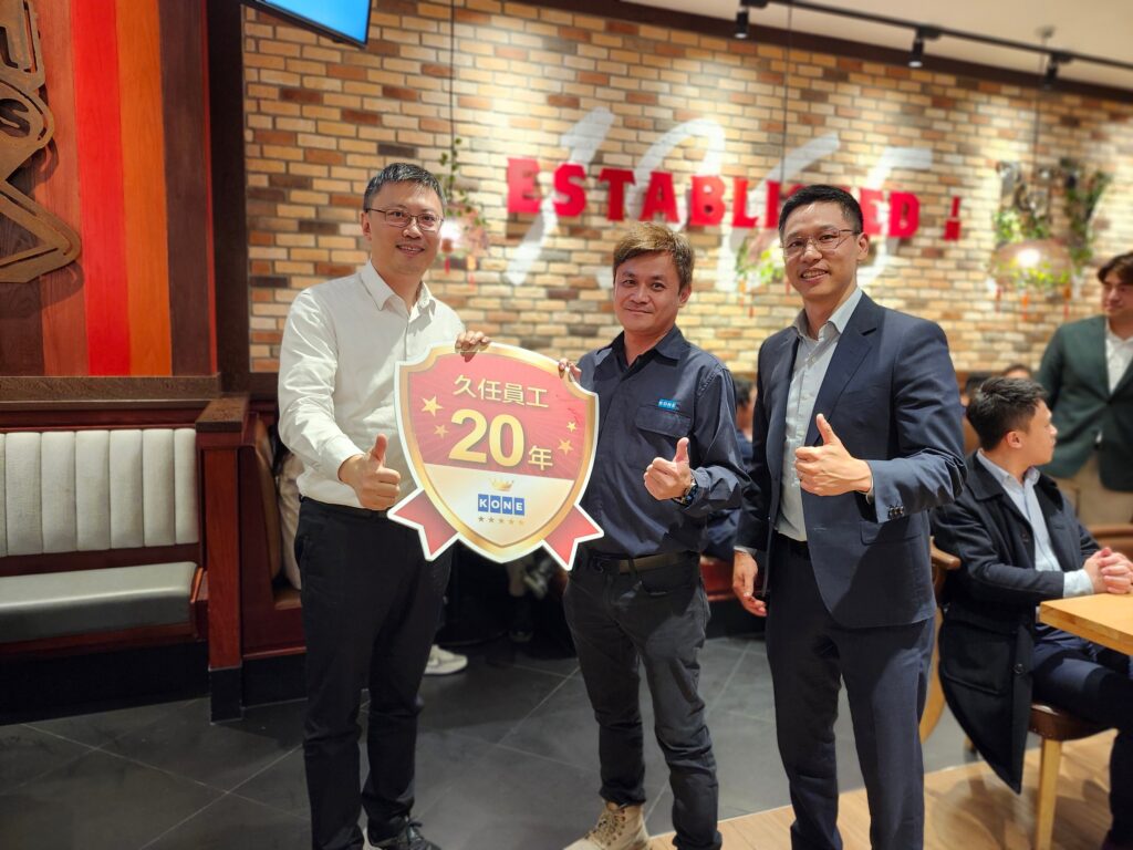 全球第二大通力電梯創台灣業績新高 宣布擴大徵才 7 %E9%80%9A%E5%8A%9B%E9%9B%BB%E6%A2%AF%E9%A0%92%E7%99%BC%E8%B3%87%E6%B7%B1%E5%93%A1%E5%B7%A5%E7%8D%8E 1024x768 1