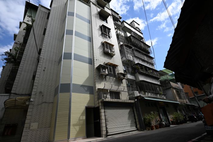 老舊公寓增設電梯快速補助 新北每案最高補助340萬元 32 《圖說》永和永平段增設電梯後。〈城鄉局提供〉