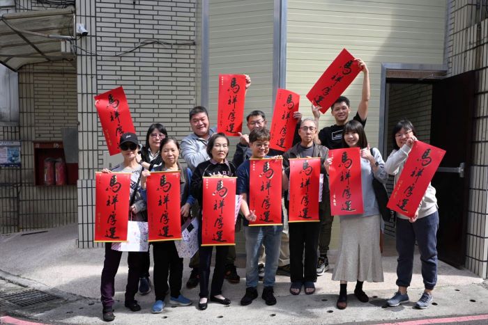 老舊公寓增設電梯快速補助 新北每案最高補助340萬元 30 《圖說》市府致贈馬年春聯予住戶與施工團隊。〈城鄉局提供〉