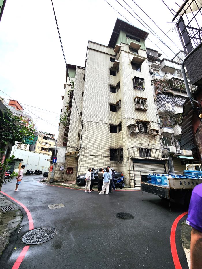 長輩輕鬆下樓 新北增設電梯補助加速老屋改善 41 《圖說》永和永平段更新前。〈城鄉局提供〉