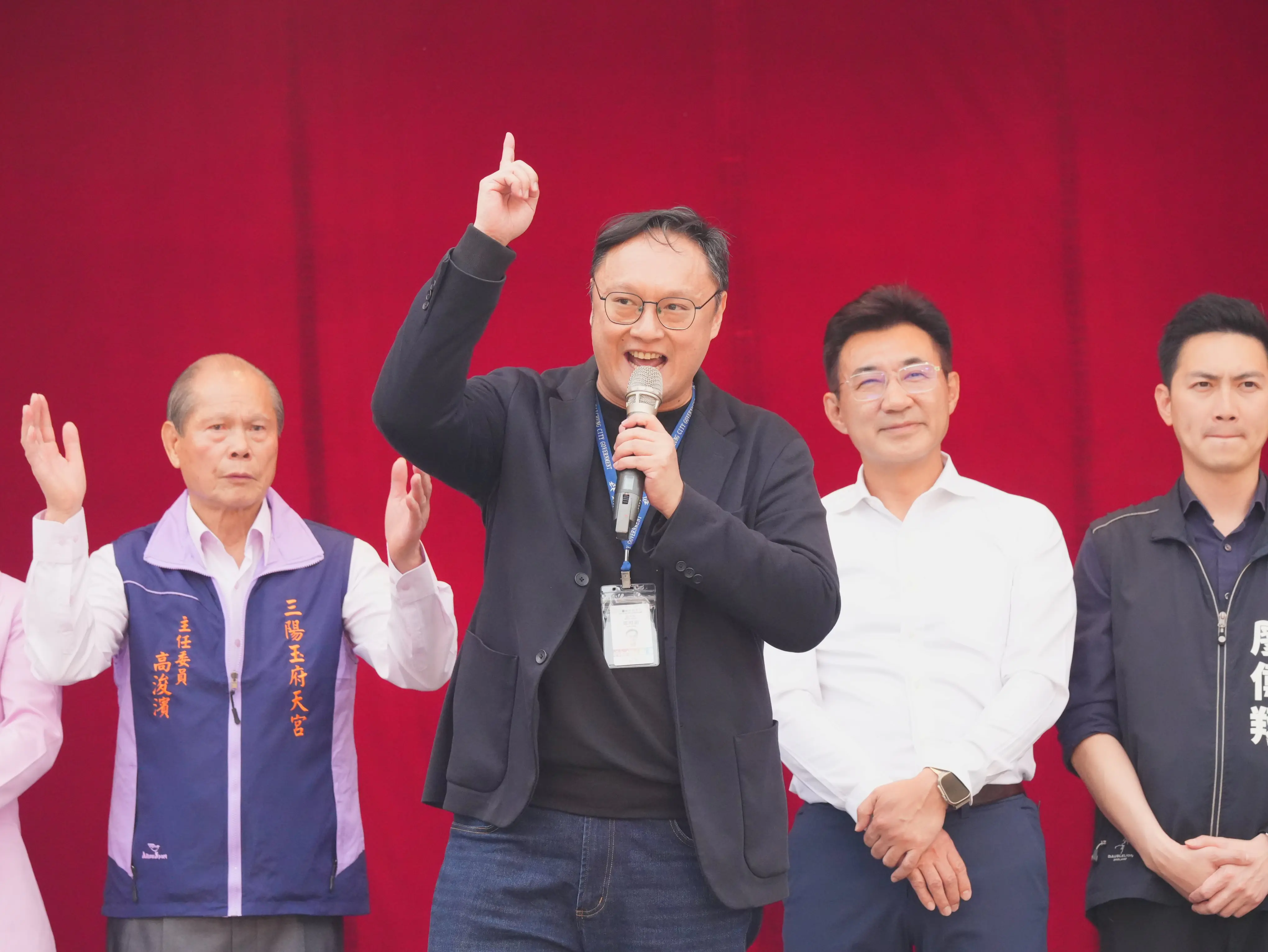 明華園《獅子王》龍井三陽玉府天宮熱力開演慶天公生 鄭副市長贈匾「昊天開泰」肯定廟方護佑地方 明華園《獅子王》龍井三陽玉府天宮熱力開演慶天公生 鄭副市長贈匾「昊天開泰」肯定廟方護佑地方