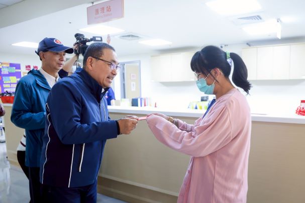 感謝守護民眾健康 侯友宜慰問新北聯醫第一線 20 《圖說》新北市長侯友宜今日一早前往三重院區慰問值班的人員,並致贈新春福袋感謝醫護連假期間仍堅守崗位,站在第一線守護民眾健康。〈新聞局提供〉