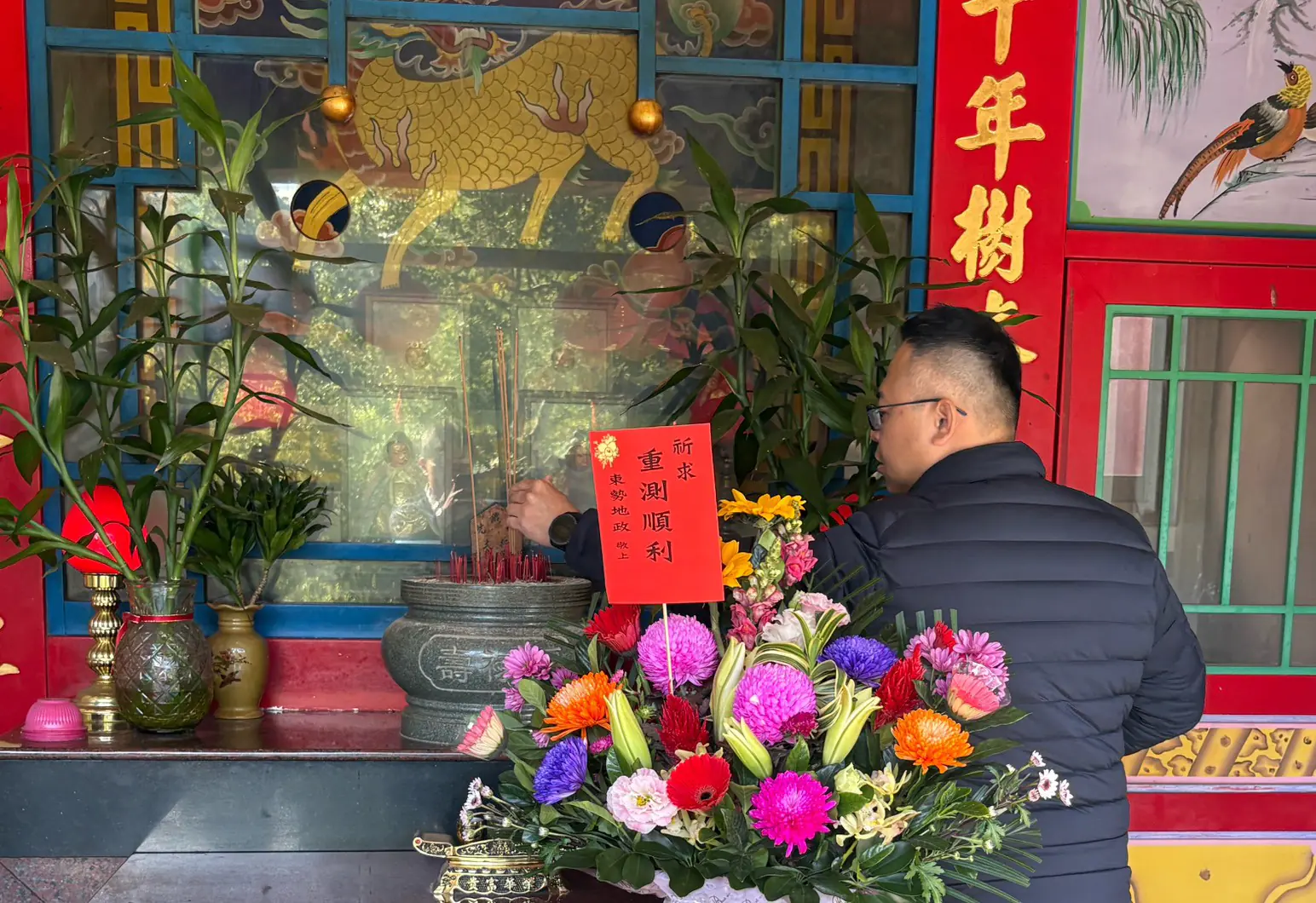 東勢地政重測宣導會 提供個別化客語諮詢服務、贈春聯溫馨迎馬年 東勢地政重測宣導會 提供個別化客語諮詢服務、贈春聯溫馨迎馬年