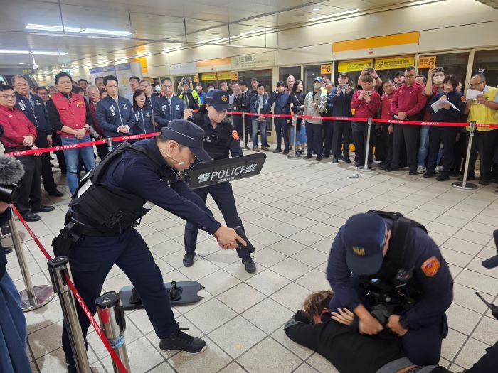 迎戰春節公安 雙北跨縣市聯防演練守護捷運安全 65 《圖說》雙北市「多名歹徒跨縣市、多車站進行危安攻擊」實兵演練。〈新北市府提供〉