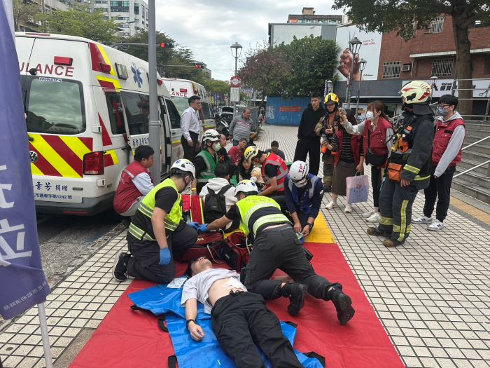 迎戰春節公安 雙北跨縣市聯防演練守護捷運安全 64 《圖說》演練驗證雙北市在緊急事故應變、運輸安全防護、橫向溝通聯繫及大量傷患救援等聯防機制之完整性。〈新北市府提供〉