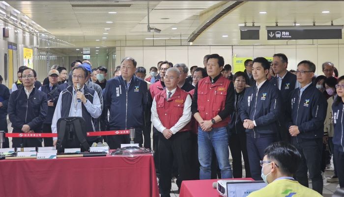 迎戰春節公安 雙北跨縣市聯防演練守護捷運安全 66 《圖說》臺北市長蔣萬安、新北市副市長朱惕之〈前排右四〉聽取簡報。〈新北市府提供〉