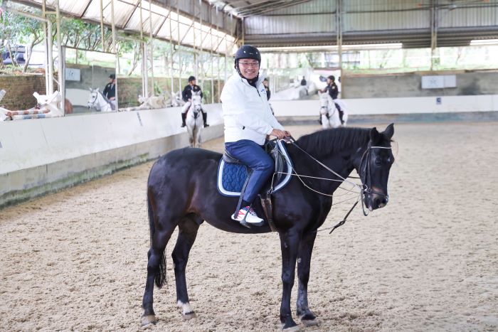 侯友宜化身一日騎警 體驗刷毛配戴鞍具近距離互動 22 《圖說》侯友宜在馬術教練及騎警隊員的指導下,體驗上馬、步伐控制等基本馬術訓練。〈新聞局提供〉