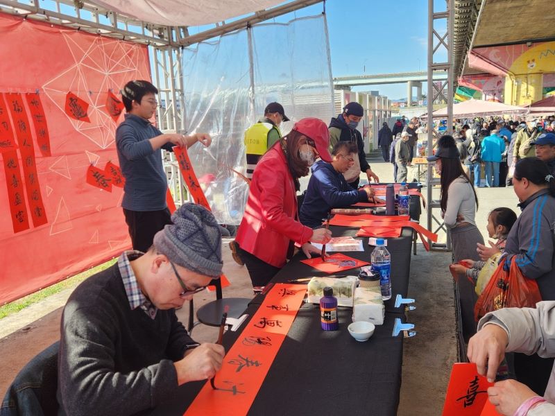 新北河濱迎春開市 重新觀光市集揮毫送春聯、財神發發財金 23 《圖說》重新觀光市集迎春書法大師現場書寫春聯,民眾能依喜好挑選春聯內容,將滿滿祝福帶回家。〈高灘處提供〉