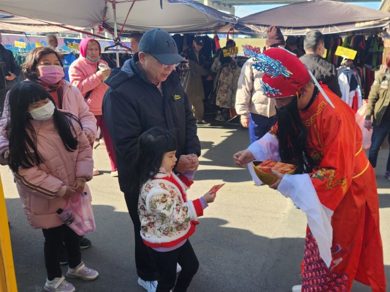 新北河濱迎春開市 重新觀光市集揮毫送春聯、財神發發財金 24 《圖說》重新觀光市集發送發財金吸引民眾前來共襄盛舉。〈高灘處提供〉