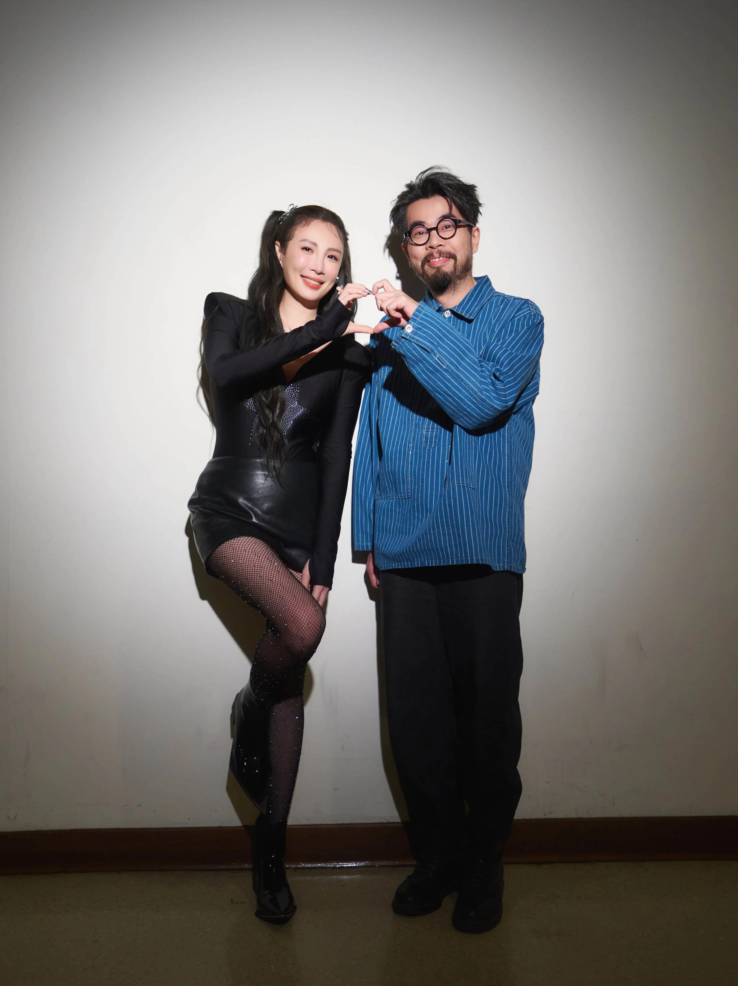 魏如萱懸空躺唱 從天而降五度攻蛋 魏如萱懸空躺唱 從天而降五度攻蛋