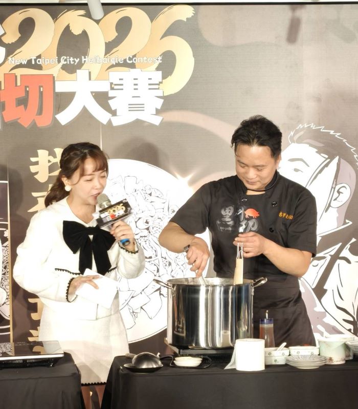 職人創新、經典傳統雙對決 新北黑白切大賽開跑 50 《圖說》主廚說明烹飪佳餚撇步。〈記者葉柏成攝〉